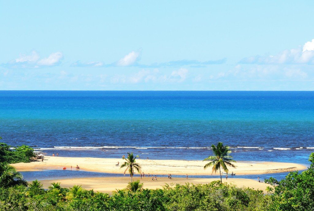 Paisagem de Caraíva com vegetação nativa e atmosfera de vila litorânea