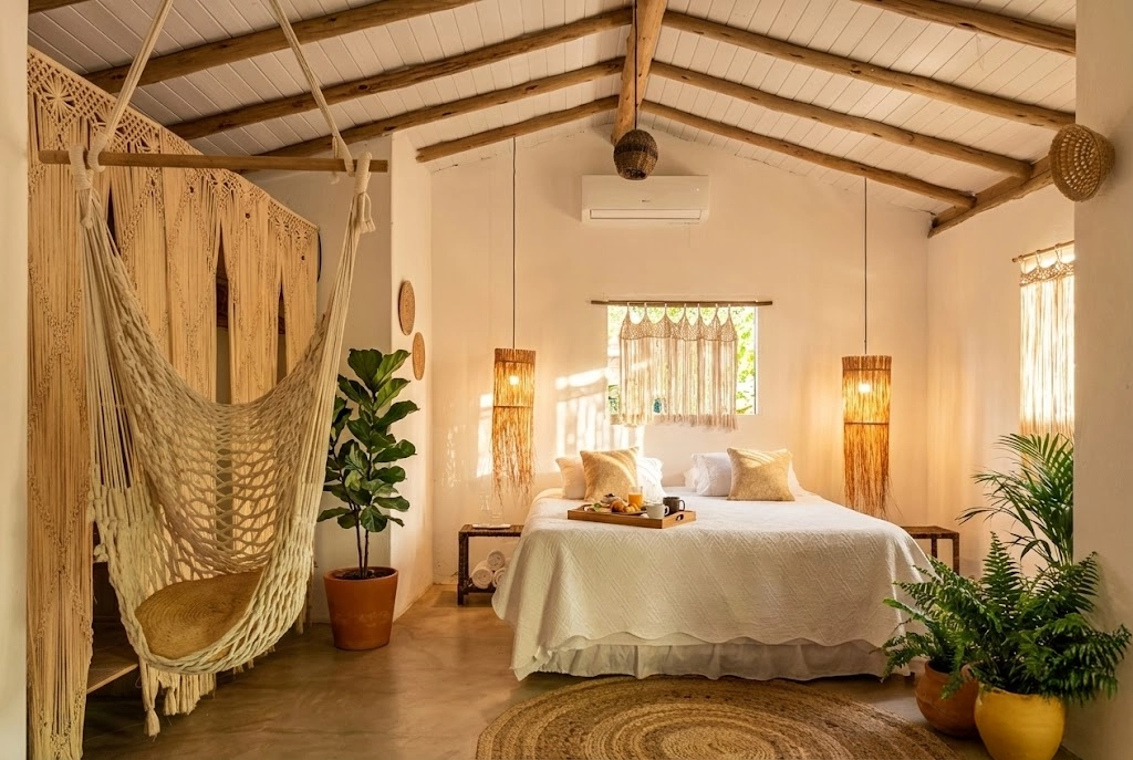 Acomodações da pousada à venda em Caraíva Bahia com decoração charmosa